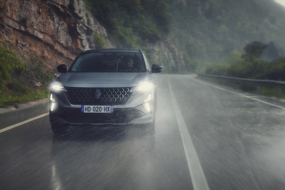 renault-austral-route-glissante-pneus conduite route glissante pneus neige