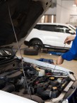 Capot de voiture ouvert avec tige de contrôle de niveau d'huile lors d'une révision automobile 