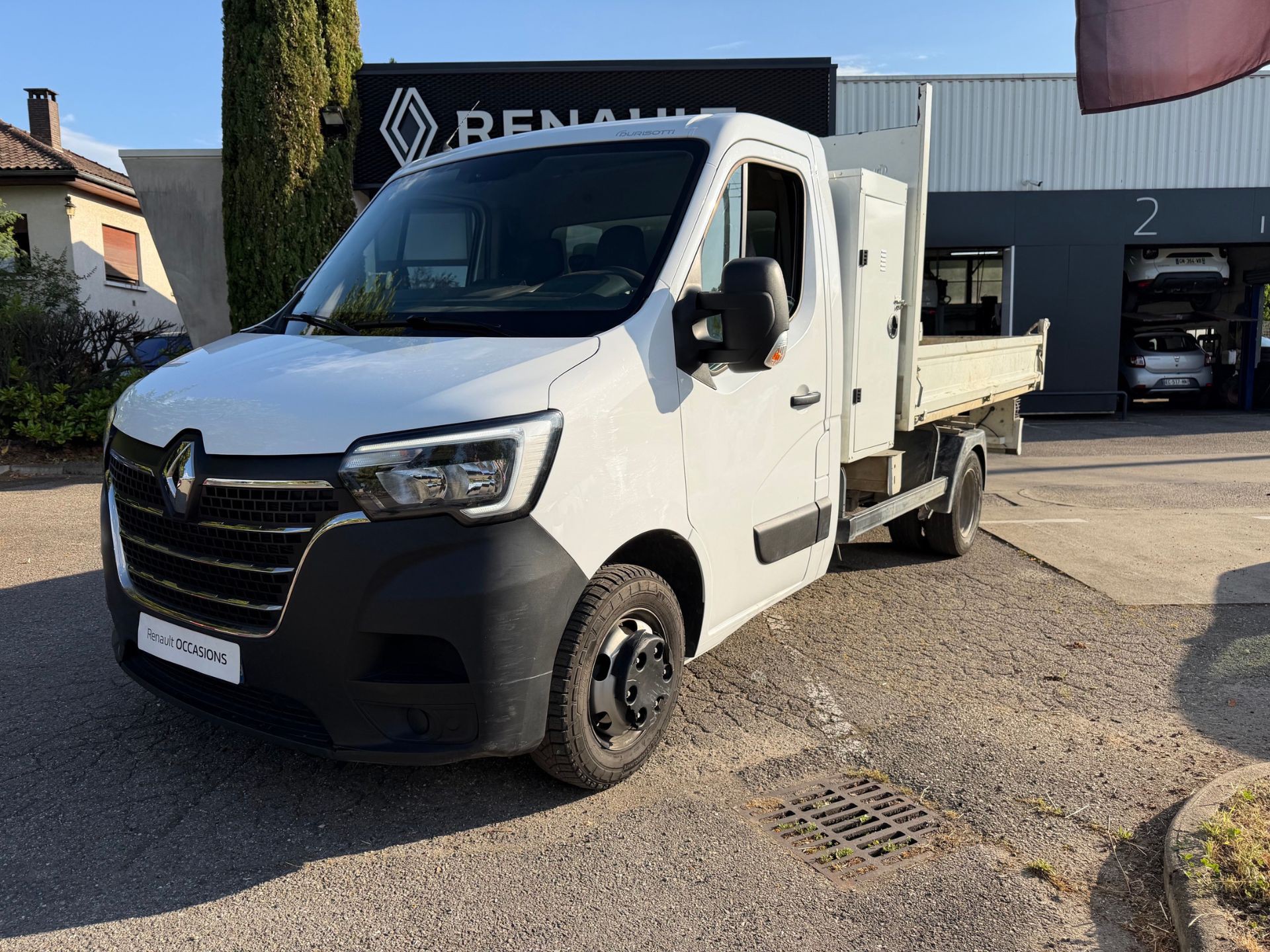 Camion-benne Renault Master blanc d&rsquo;occasion devant la concession Renault &agrave; Luzinay
