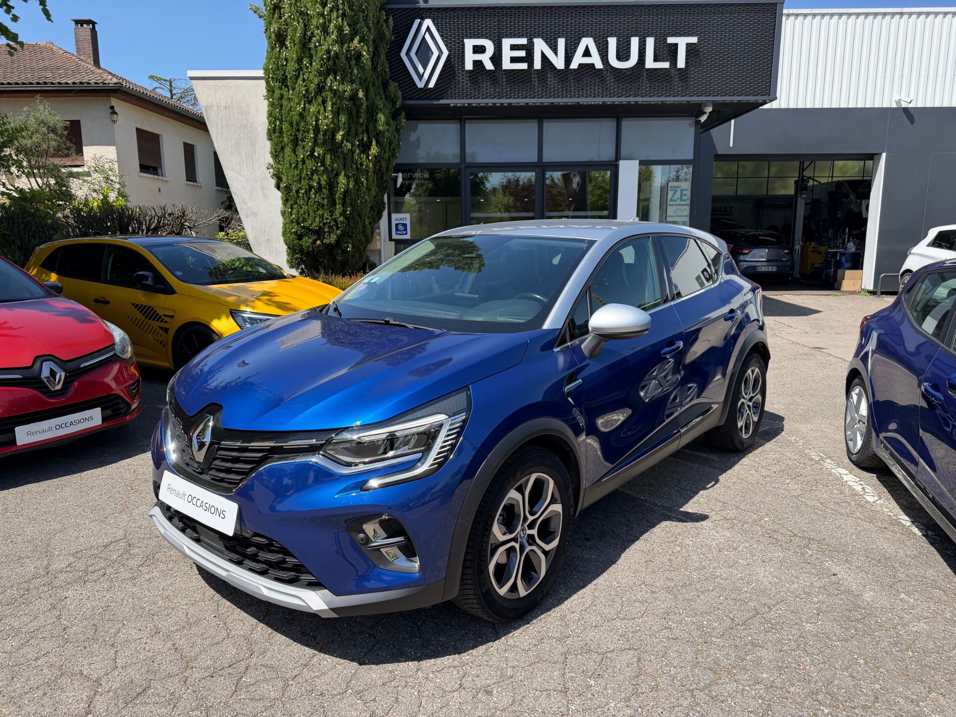 Renault Captur bleu d&rsquo;occasion expos&eacute; devant la concession Renault &agrave; Luzinay