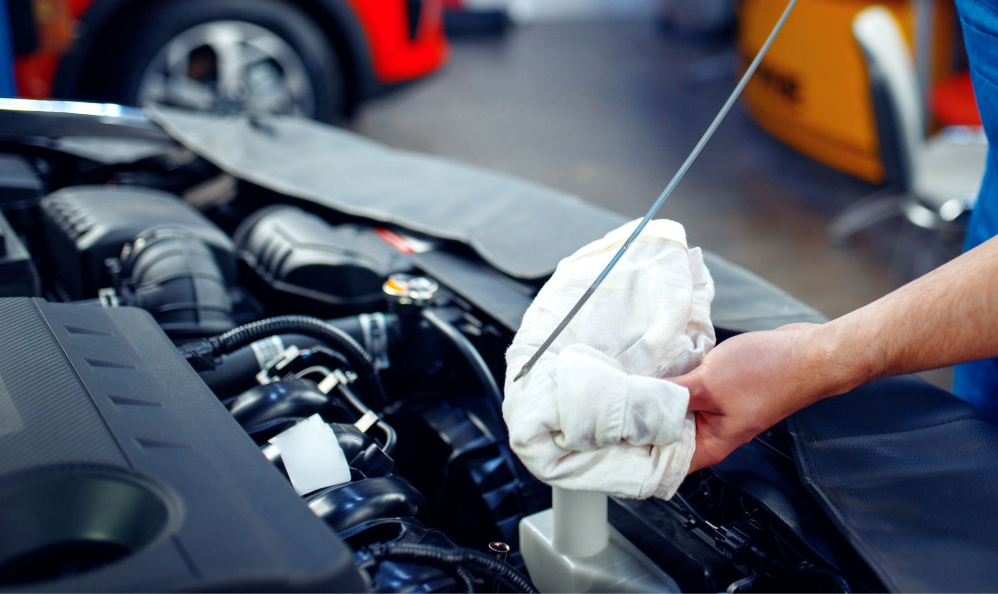 Moteur de v&eacute;hicule avec contr&ocirc;le d'huile via une tige m&eacute;tallique lors d'une r&eacute;vision automobile