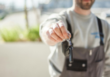 service-location Homme tendant les clés d'un véhicule pour illustrer le service de location de véhicules Garage Gomez