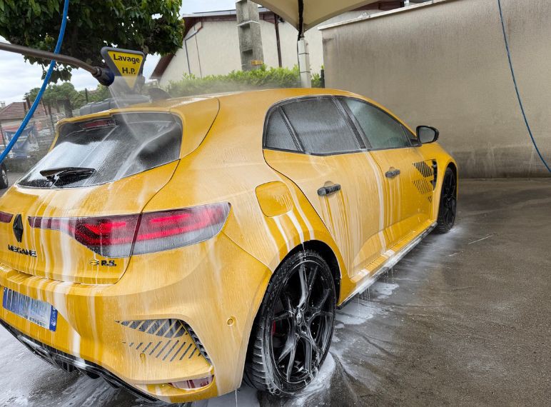 Lavage d'une Megane RS jaune dans centre de lavage libre-service Garage Gomez &agrave; Luzinay
