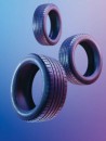 Visuel pneus avec fond violet illustrant l'offre de remboursement pour achat de pneus neufs Renault Care Servoce x Michelin