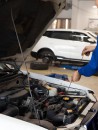 Capot de voiture ouvert avec tige de contrôle de niveau d'huile lors d'une révision automobile 